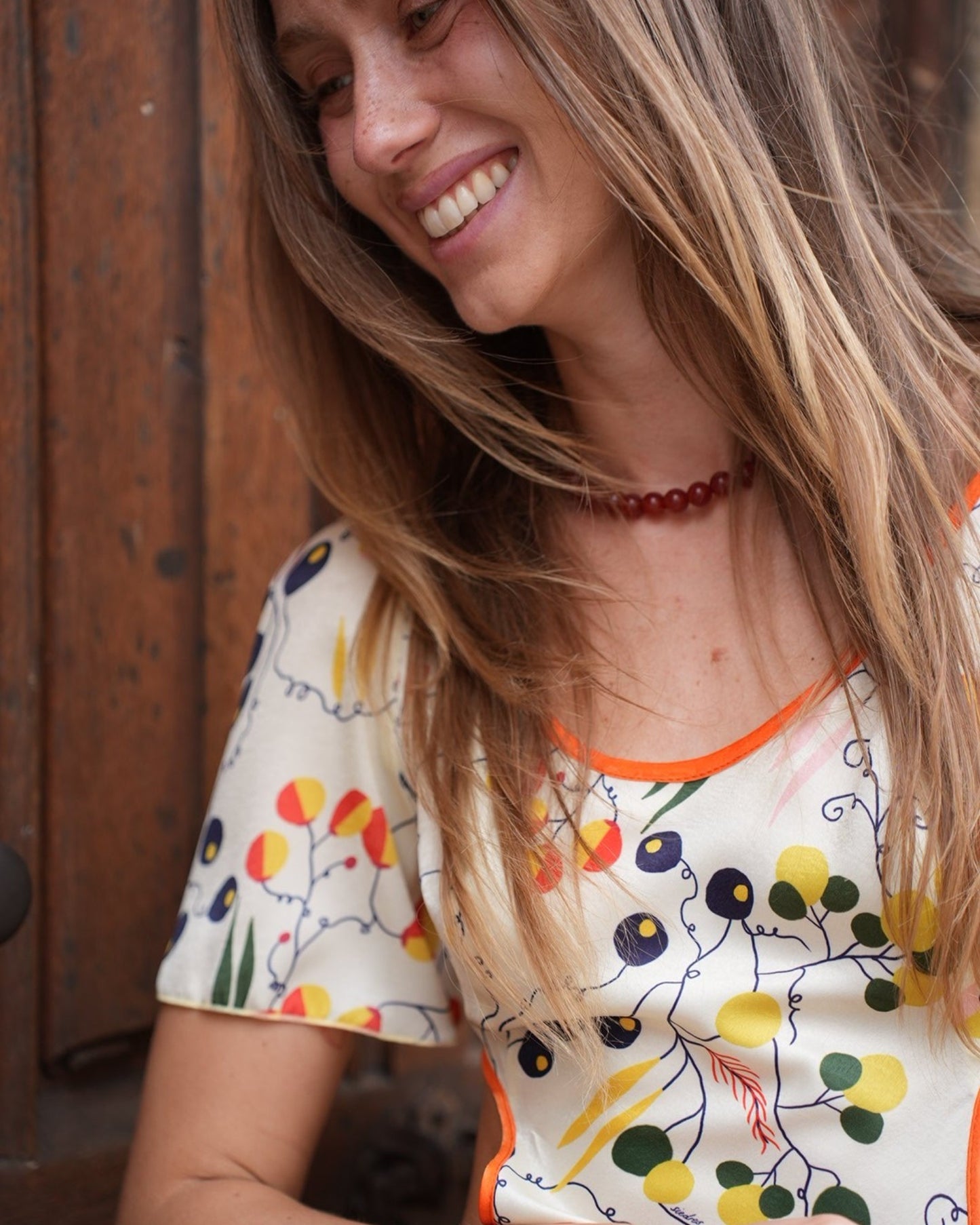 Siedrés Lidia Cut-out Midikleid Creme im Styling mit Lié Studio Mary Kette Red