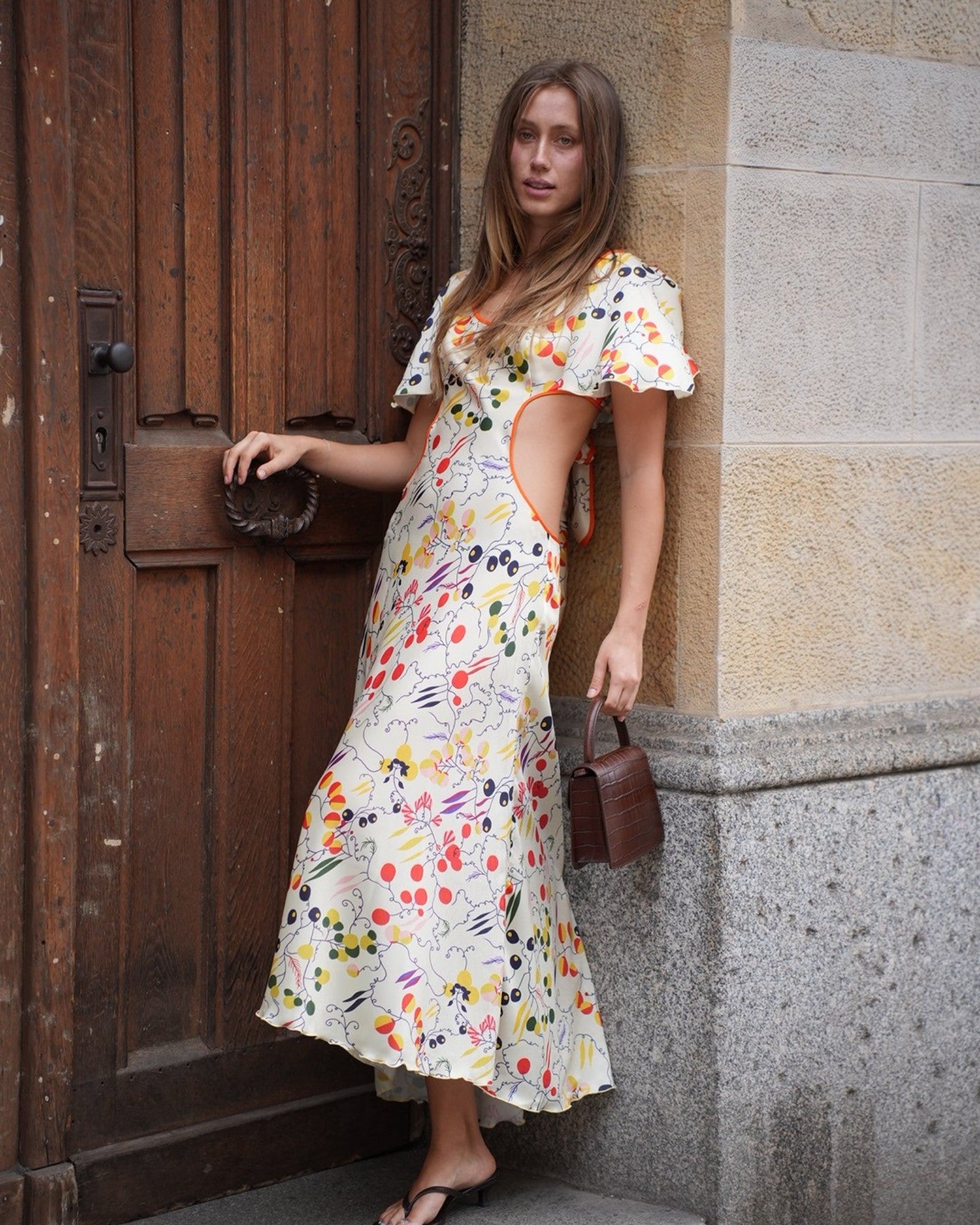 Siedrés Lidia Cut-out Midikleid in Creme von vorne getragen