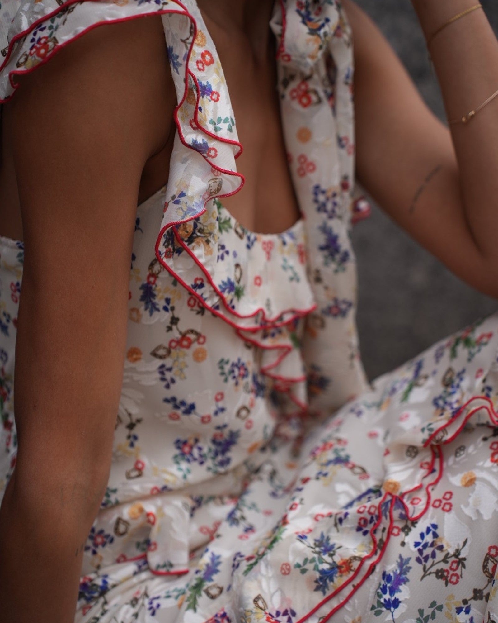 Detail des Siedrés Maxikleids mit Volants und transparentem Chiffon