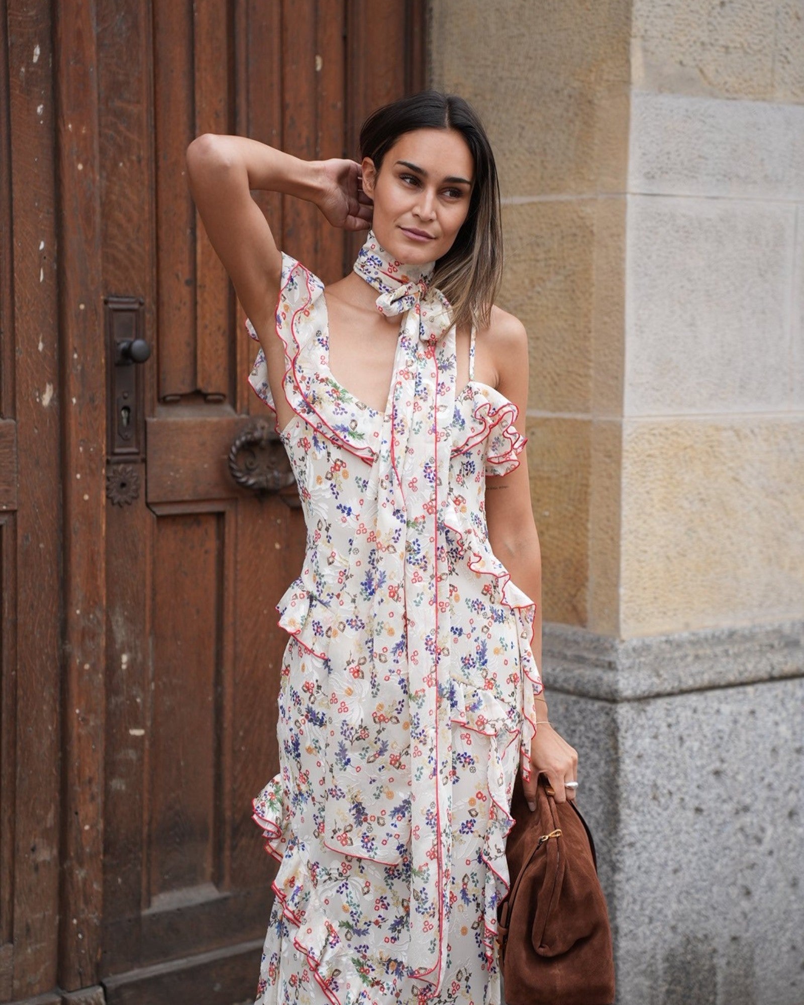 Detail des Siedrés Maxikleids aus Devoré-Chiffon mit floralem Print in Bewegung getragen