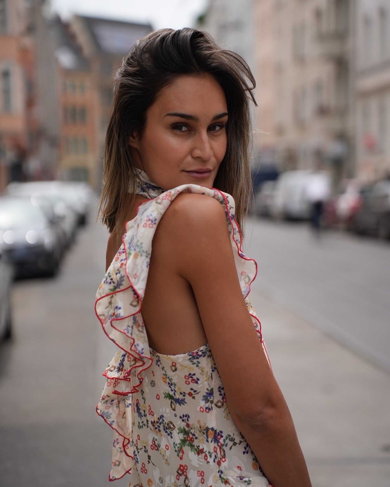 Siedrés Maxikleid aus Devoré-Chiffon in Creme von vorne im Styling Profilansicht
