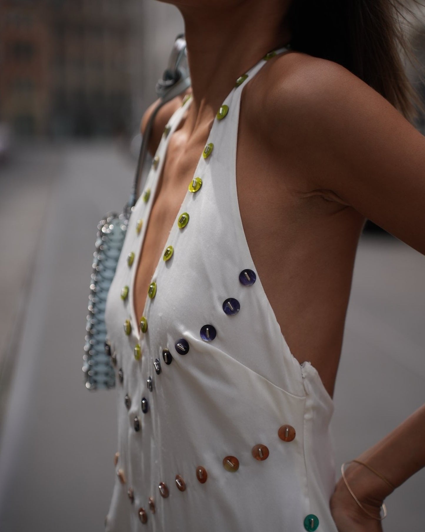 Detail des Siedrés Vicka Satinkleids mit tiefem Halterneck-Ausschnitt