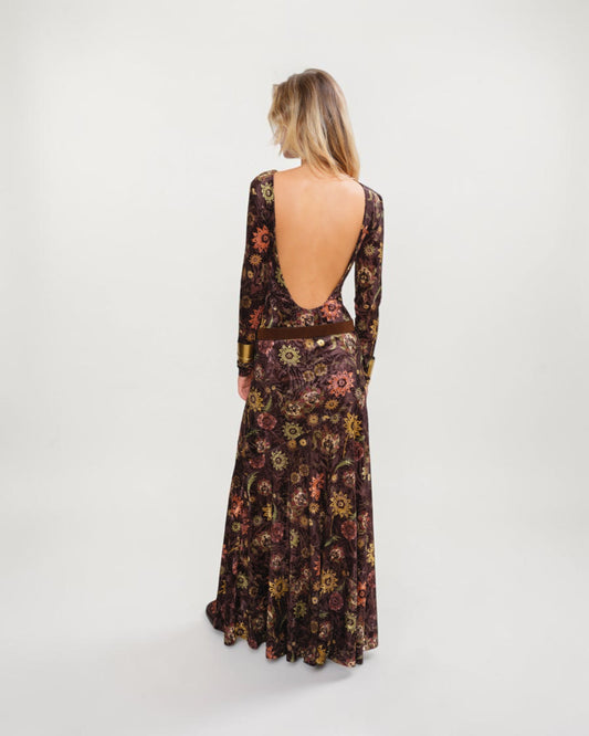 Siedrés Samt-Maxikleid Alin in Dunkelbraun am Model von hinten mit tiefem Rückenausschnitt und Blumenmuster