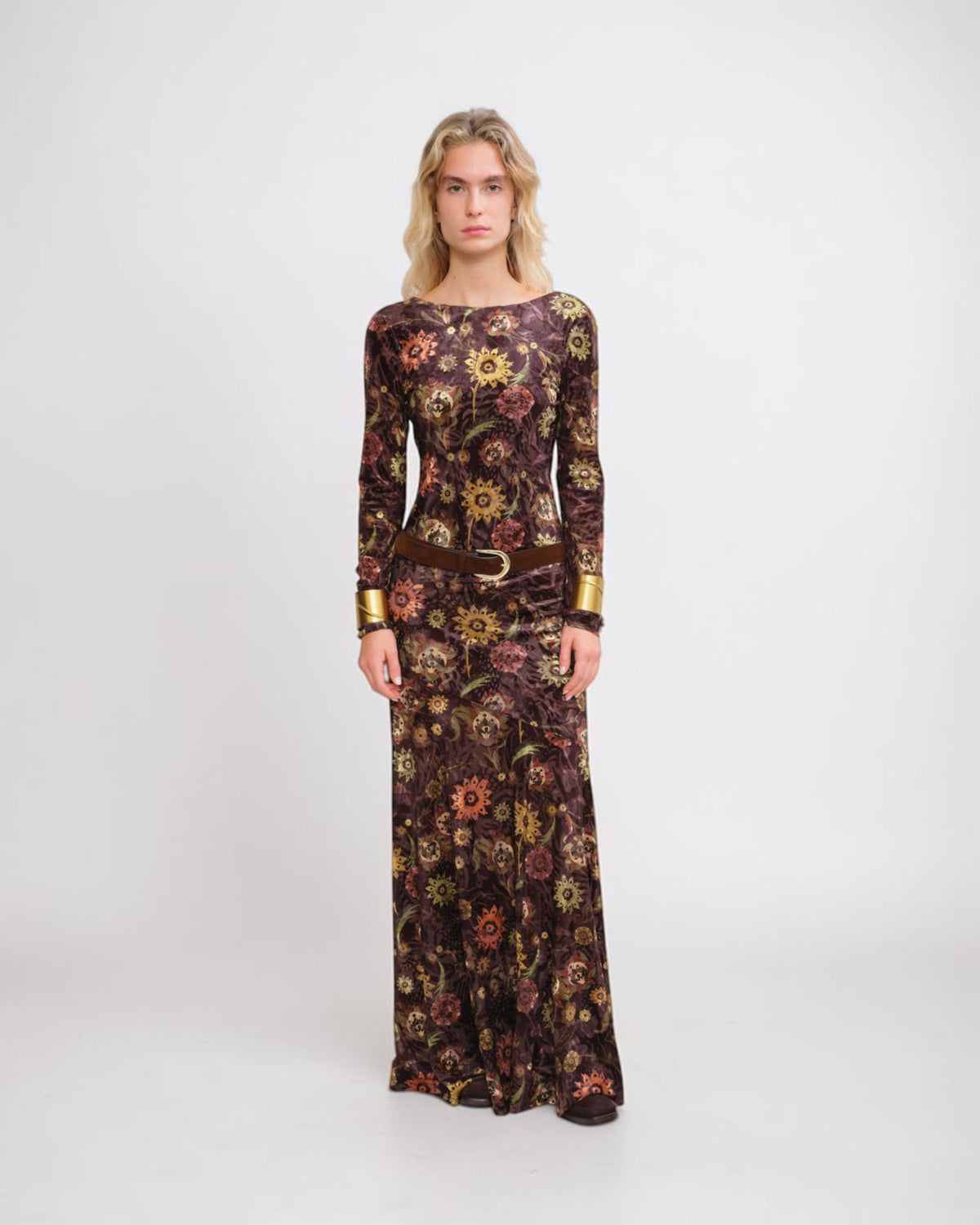 Siedrés Alin velvet maxi dress in dark brown on the model from the front with a floral pattern and flared hem