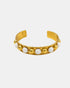 Sylvia Toledano Seven Armband in Gold und Weiß als Freisteller