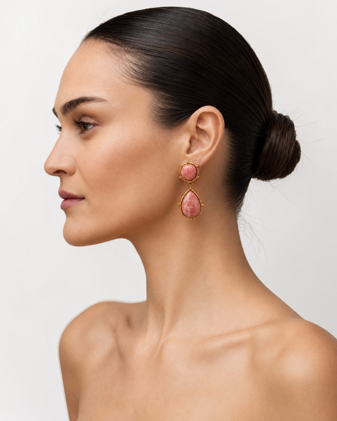 Sylvia Toledano Clip-Ohrringe in Pink und Gold am Ohr getragen