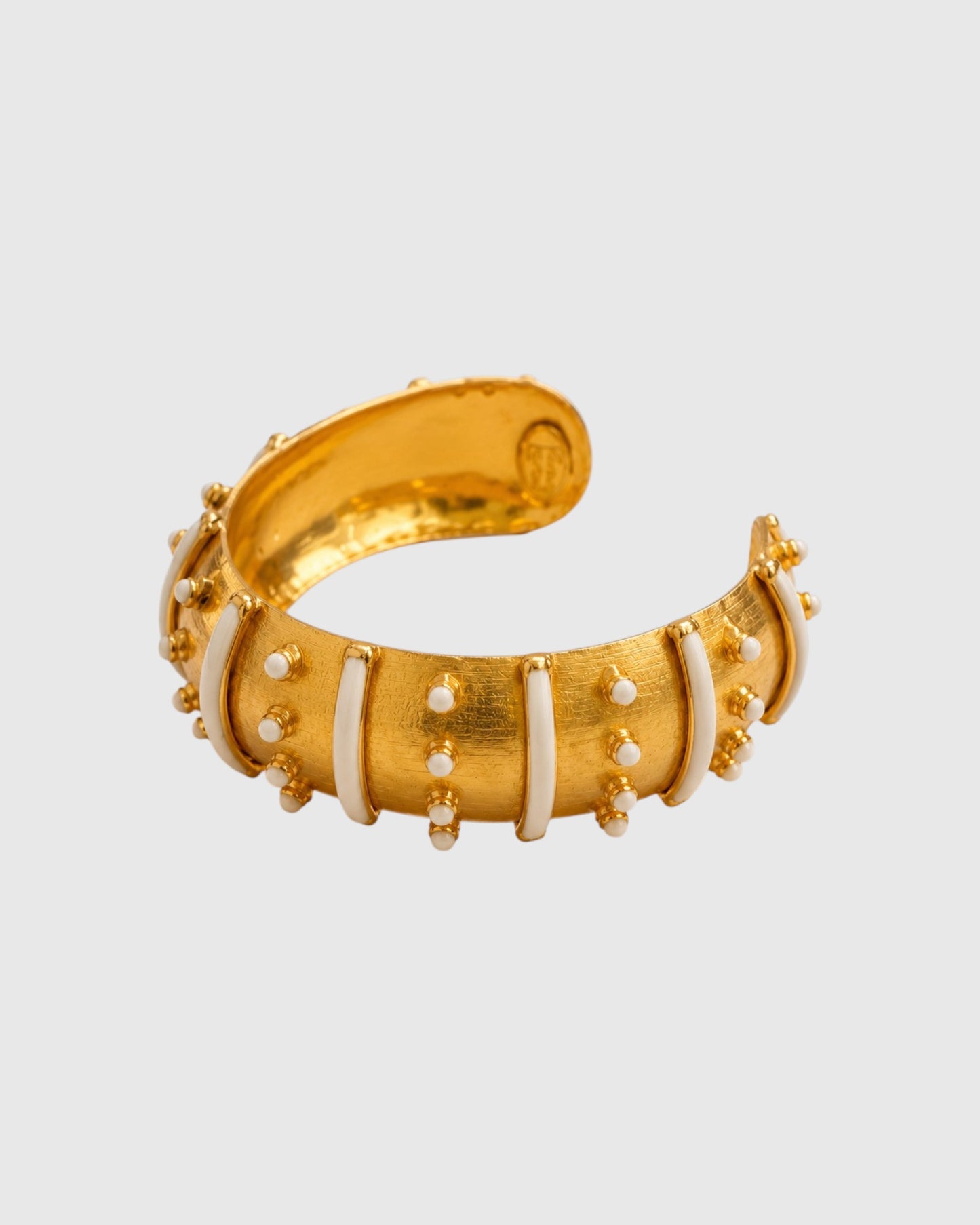 Schmaler Armreif in Gold mit weißer Emaille