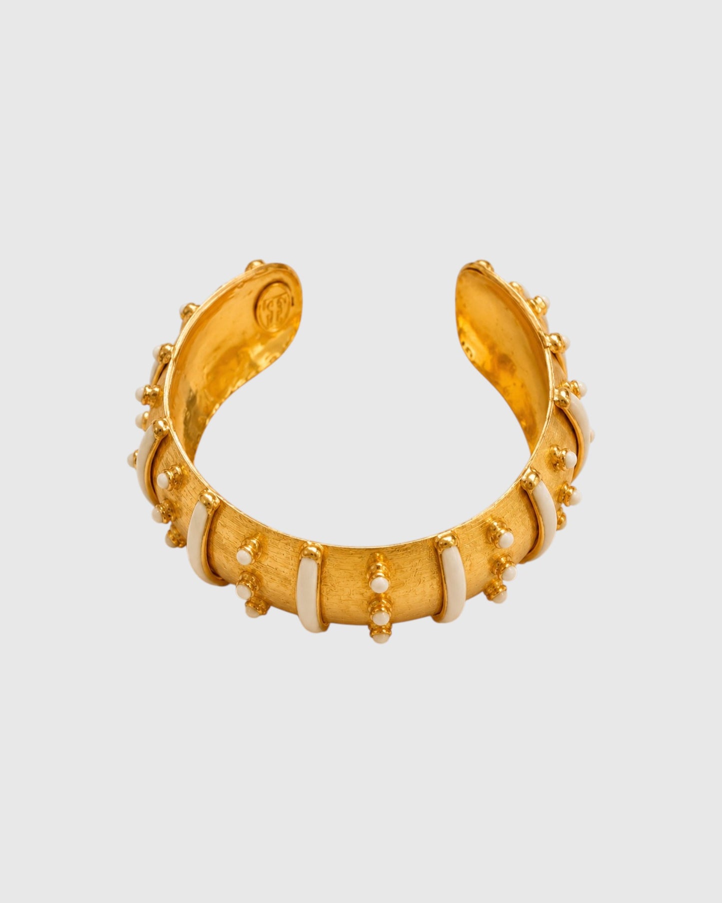 Schmaler Armreif in Gold mit weißer Emaille