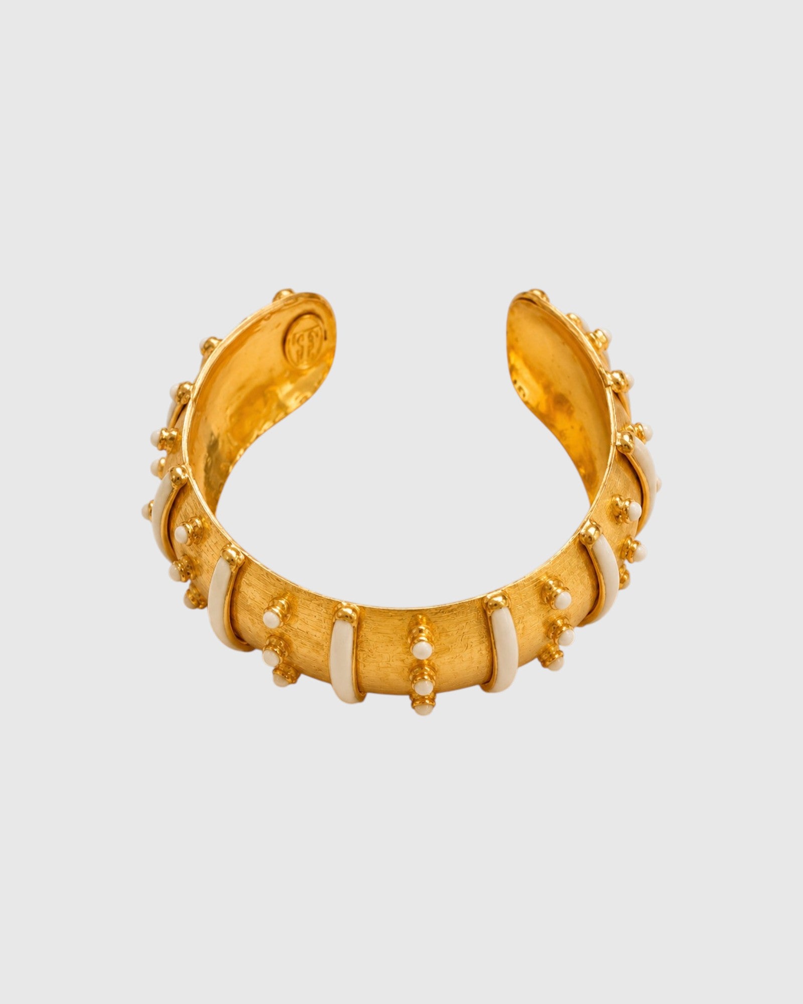 Sylvia Toledano schmaler Gypset Armreif in Gold mit weißer Emaille von oben als Freisteller