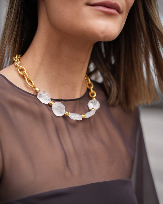 Sylvia Toledano Kette mit Kristallen Gold im getragenen Styling als Detail