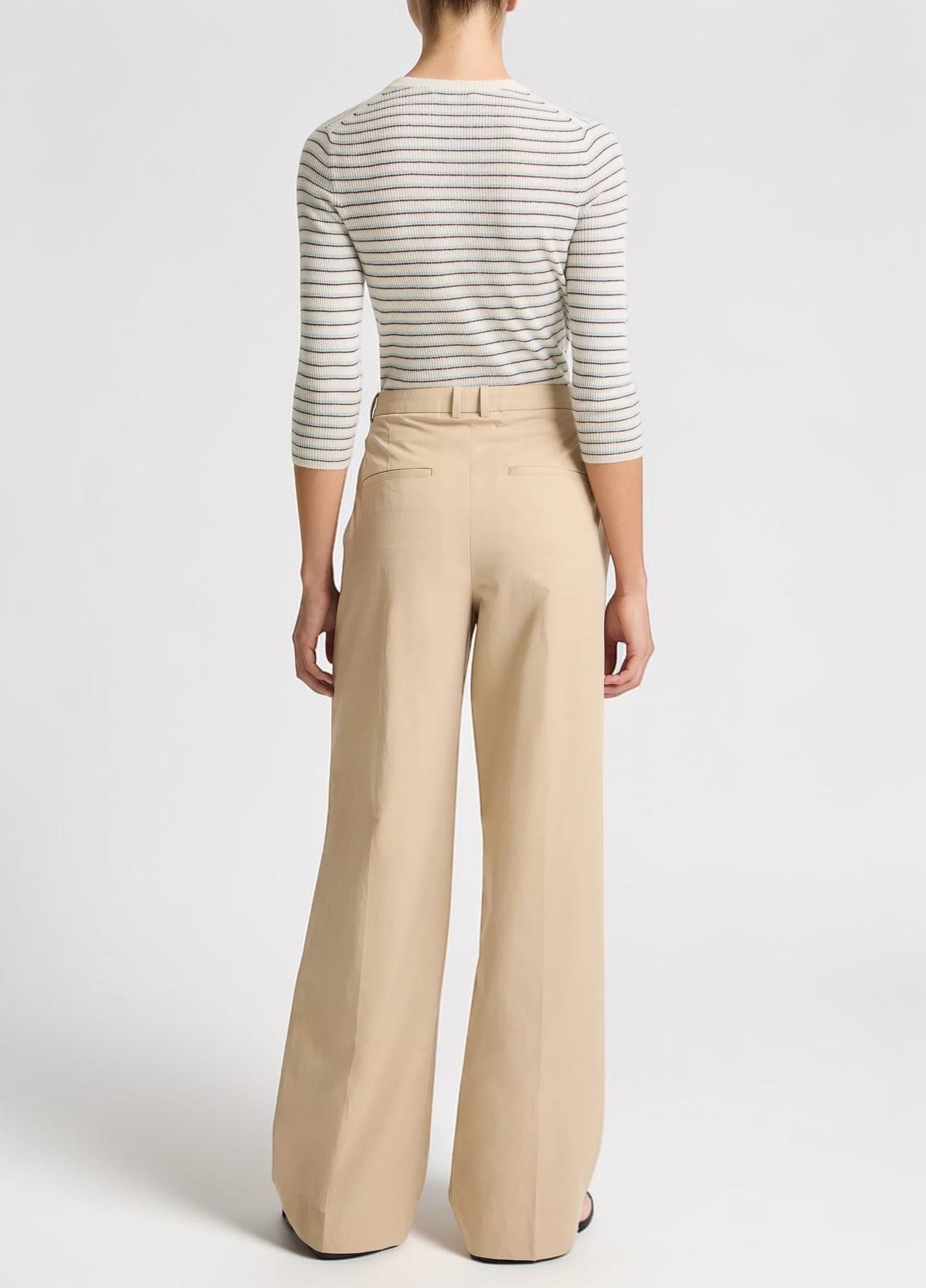 Vince Camille Wide-Leg Hose Beige von hinten getragen