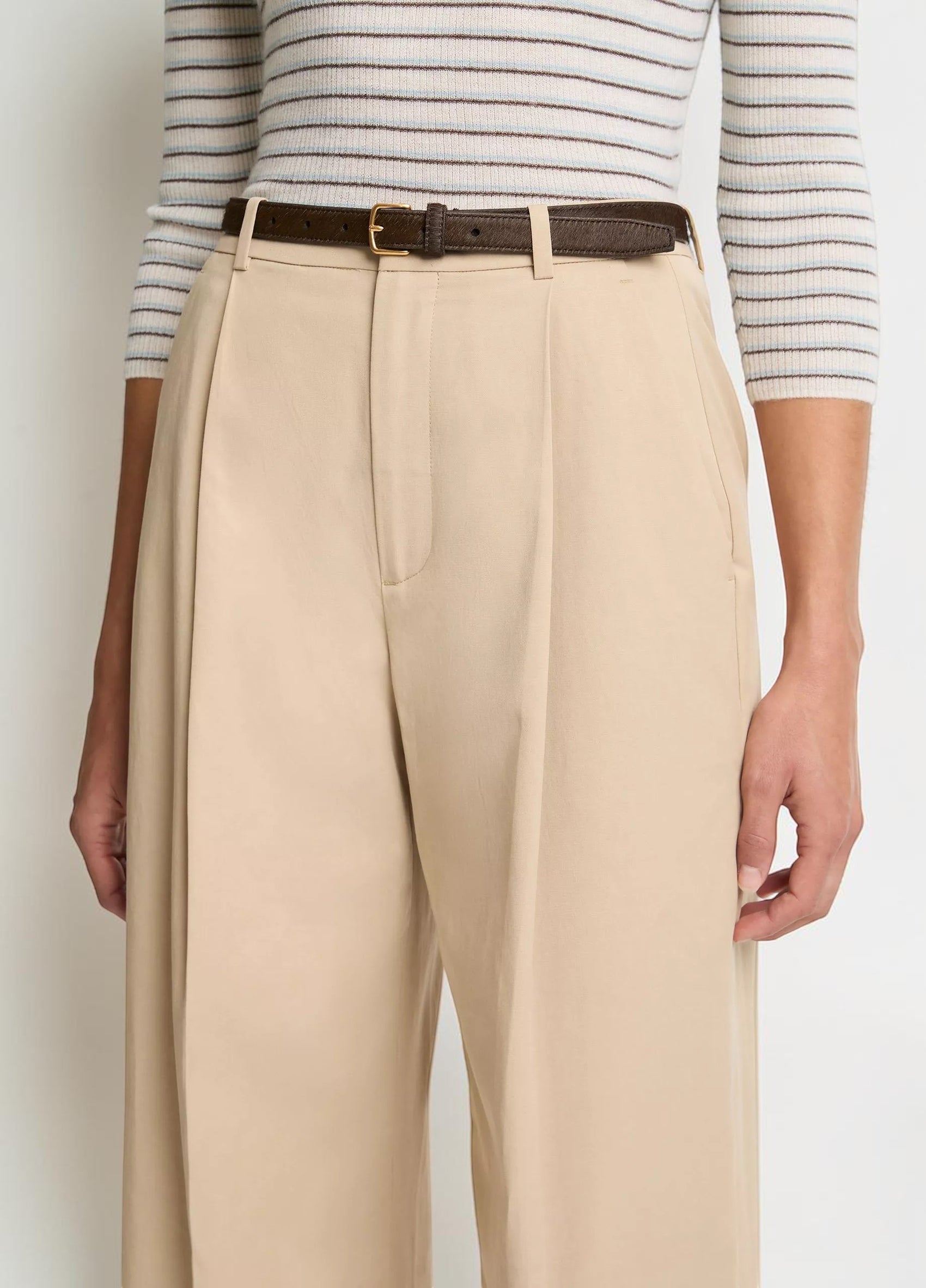 Detail der Vince Camille Wide-Leg Hose Beige im getragenen Styling