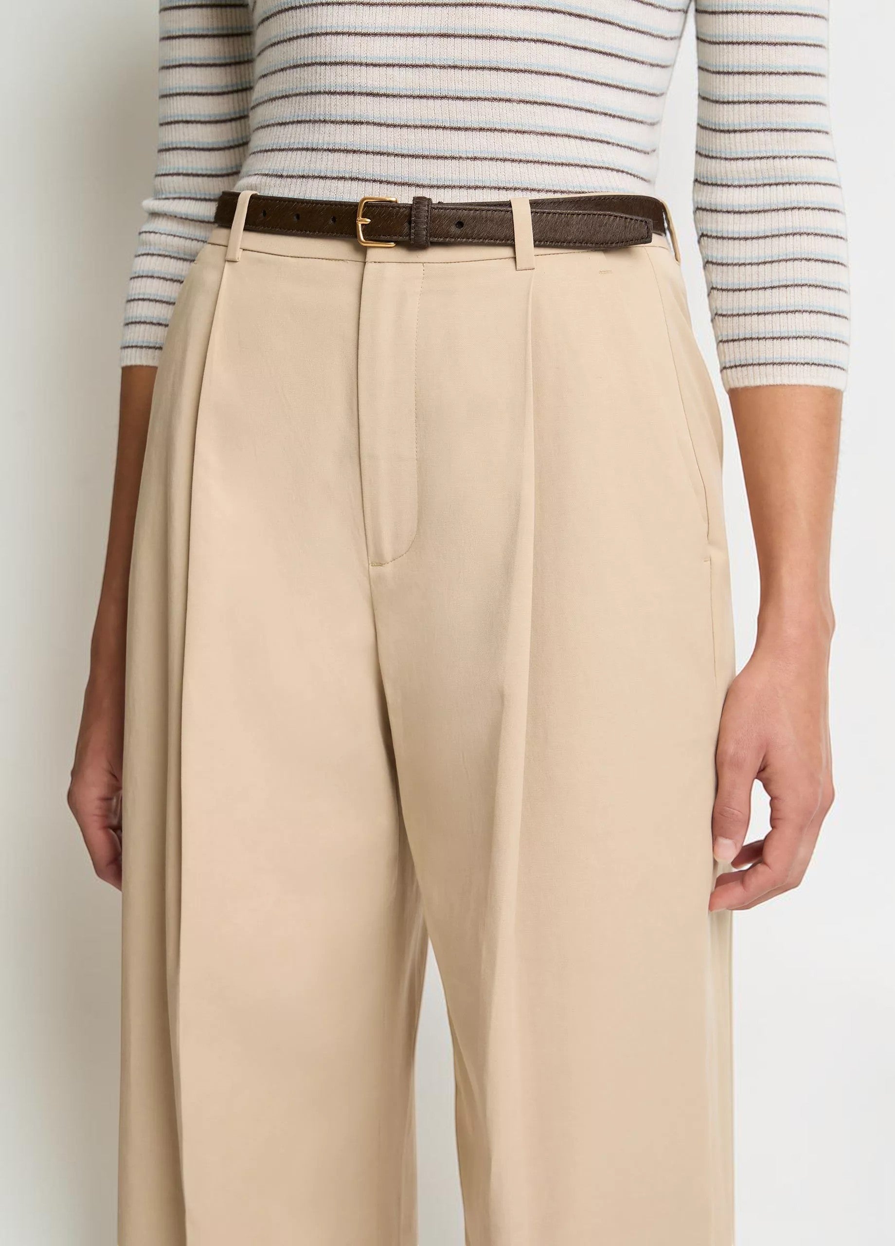 Detail der Vince Camille Wide-Leg Hose Beige im getragenen Styling