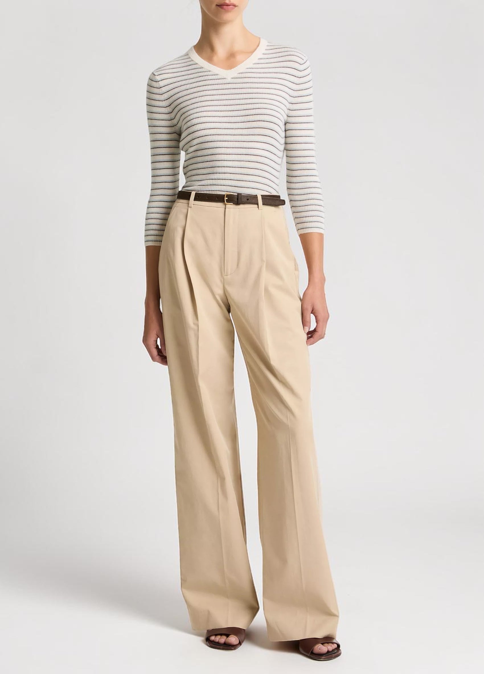 Vince Camille Wide-Leg Hose Beige von vorne getragen
