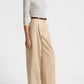 Vince Camille Wide-Leg Hose Beige im getragenen Styling von der Seite
