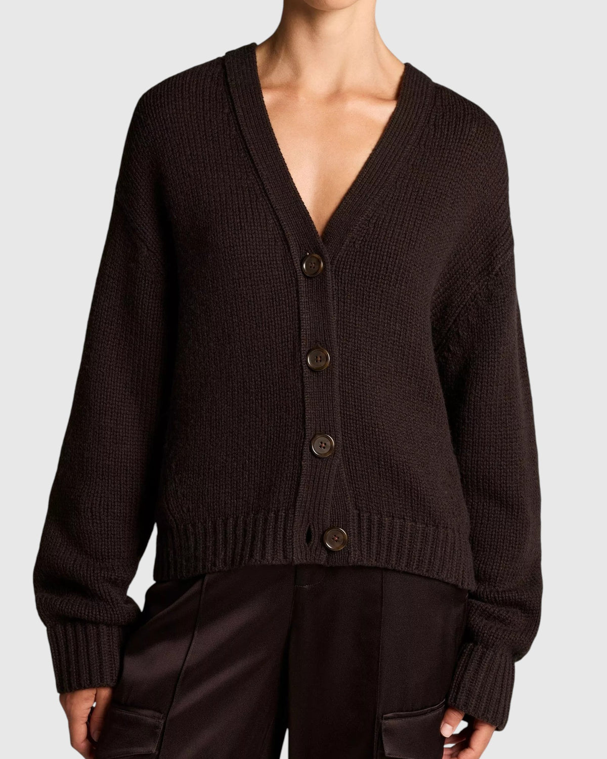 Frontdetail des Vince Boxy Woll-Cashmere Cardigans in Braun am Model