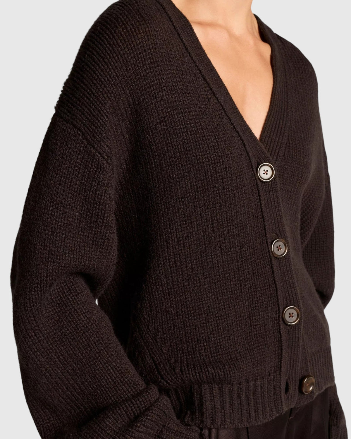 Seitenansicht des Vince Boxy Woll-Cashmere Cardigans in Braun am Model