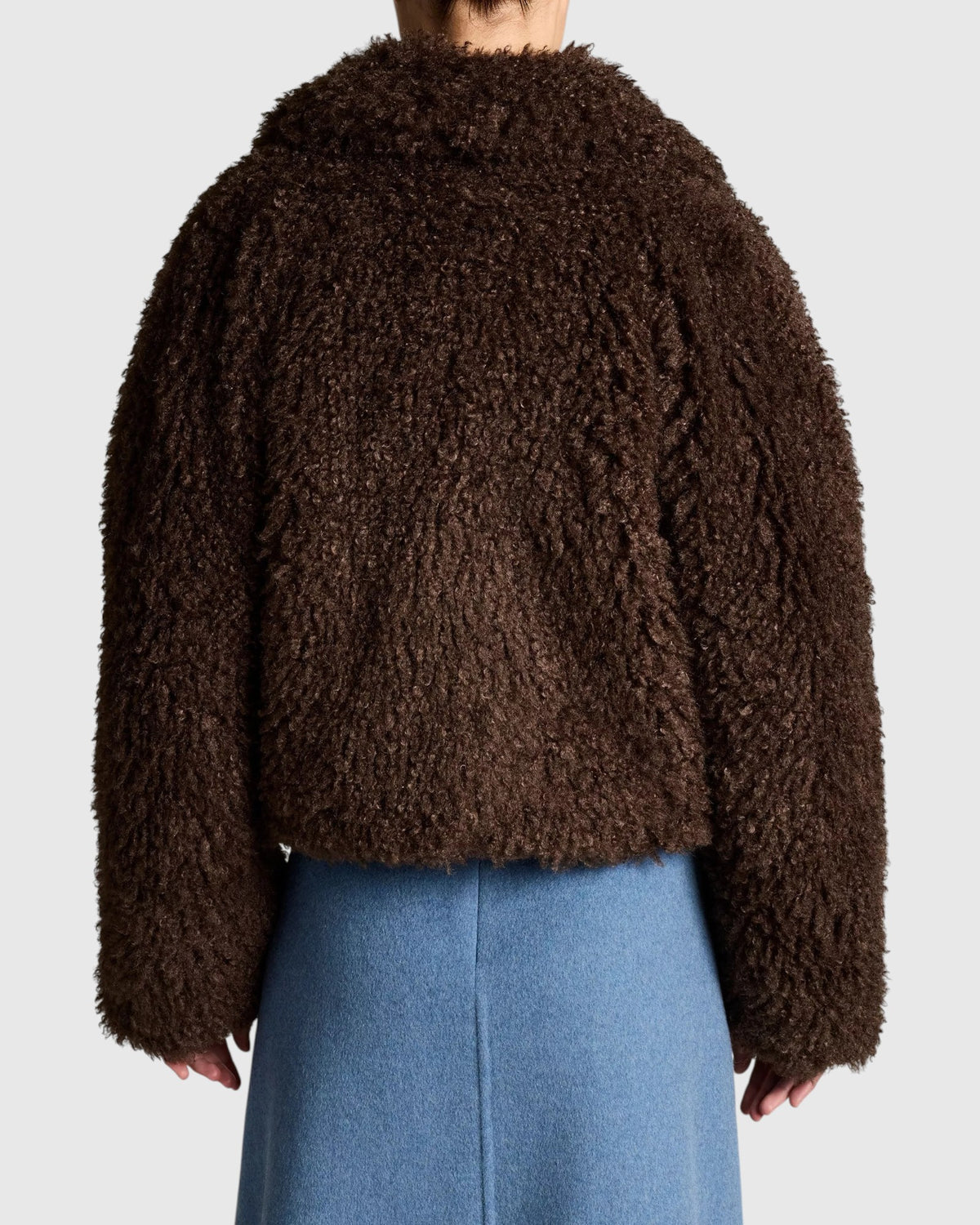 Rückendetail der Vince Cropped Faux-Fur Jacke in Braun