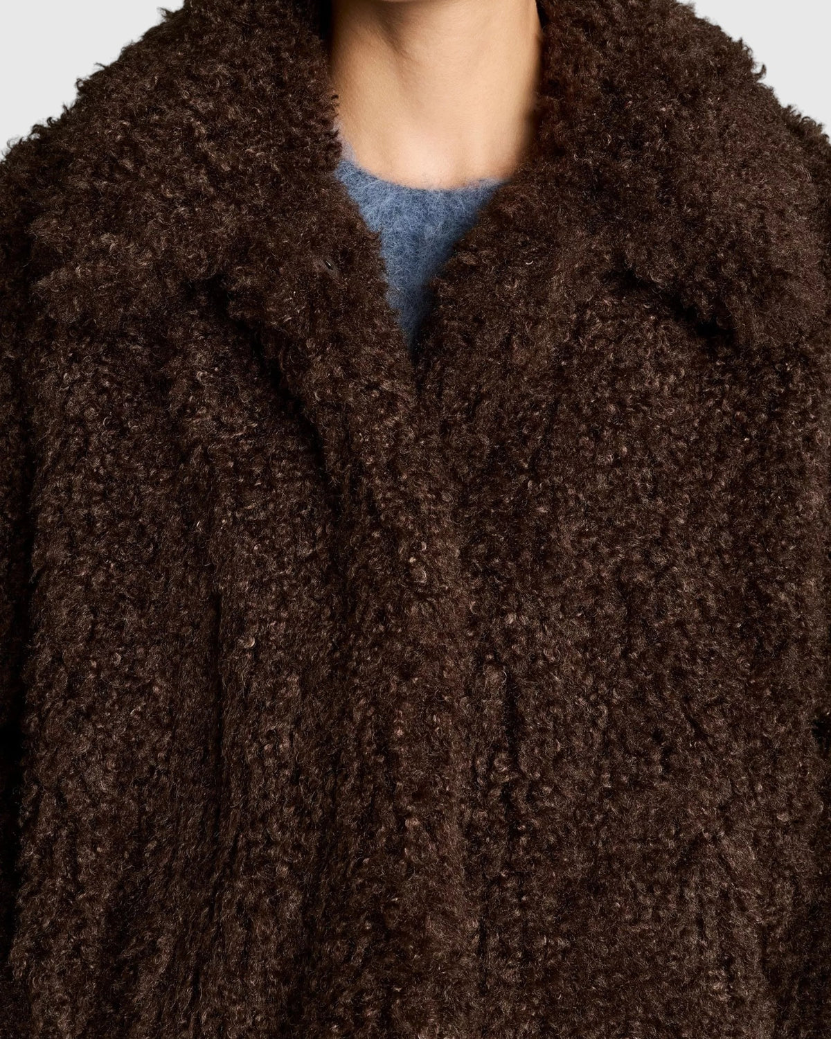 Verschlussdetail der Vince Cropped Faux-Fur Jacke in Braun