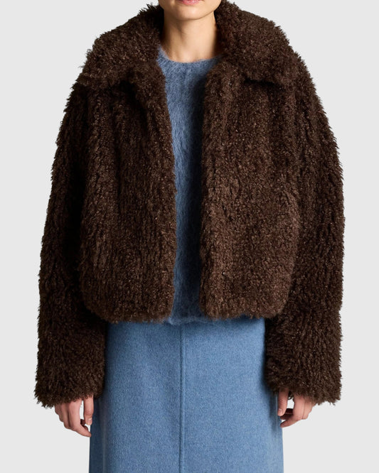 Detail der Vince Cropped Faux-Fur Jacke in Braun von vorne
