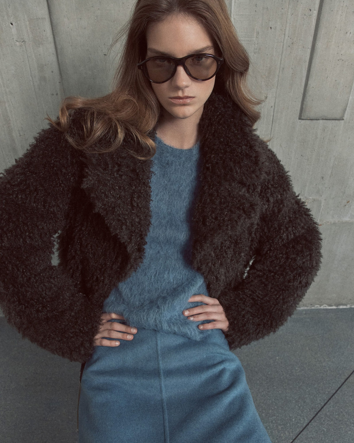 Vince Cropped Faux-Fur Jacke in Braun offen getragen