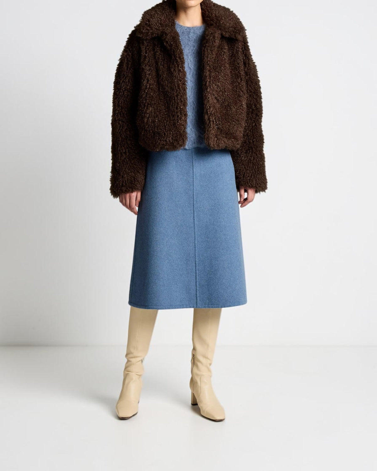 Vince Cropped Faux-Fur Jacke in Braun von vorne getragen