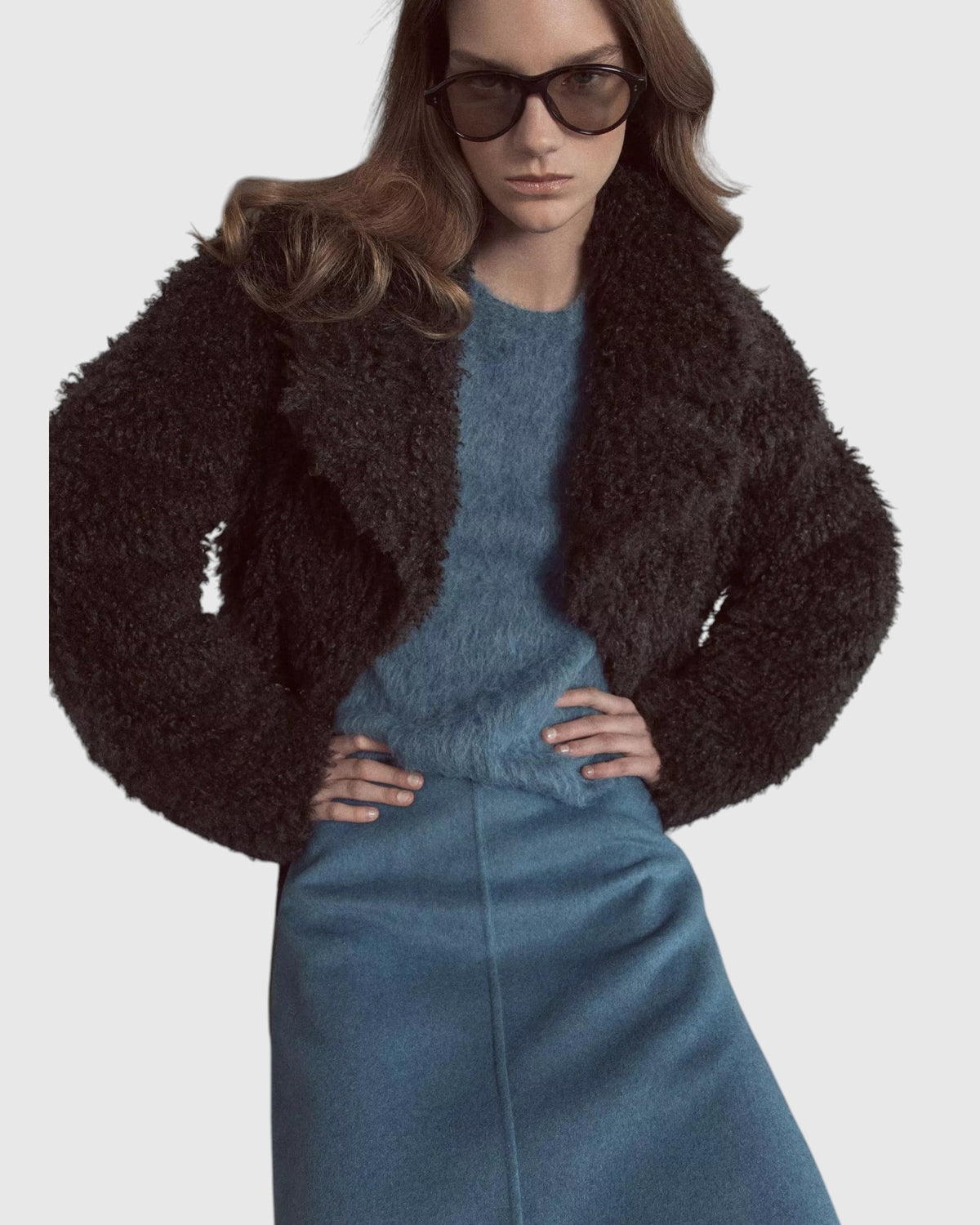 Vince Cropped Faux-Fur Jacke in Braun offen getragen