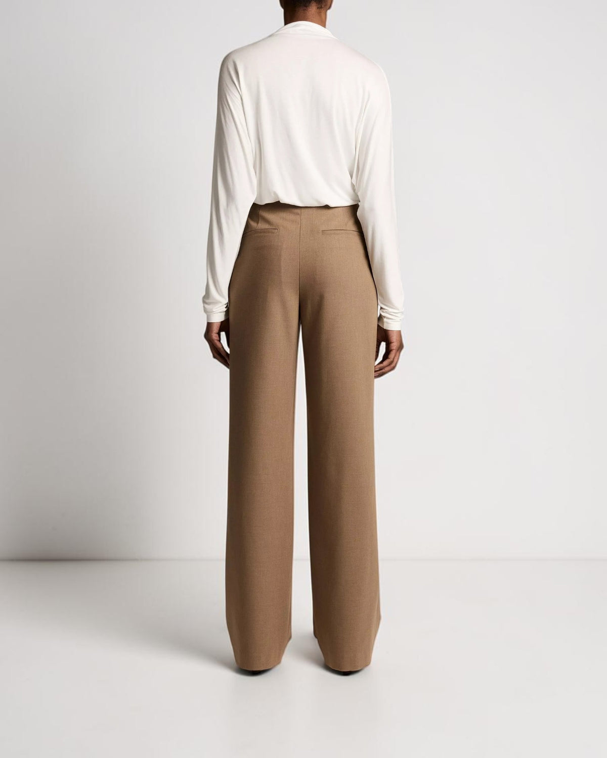Vince High-Rise Straight-Leg Hose in Beige von hinten getragen