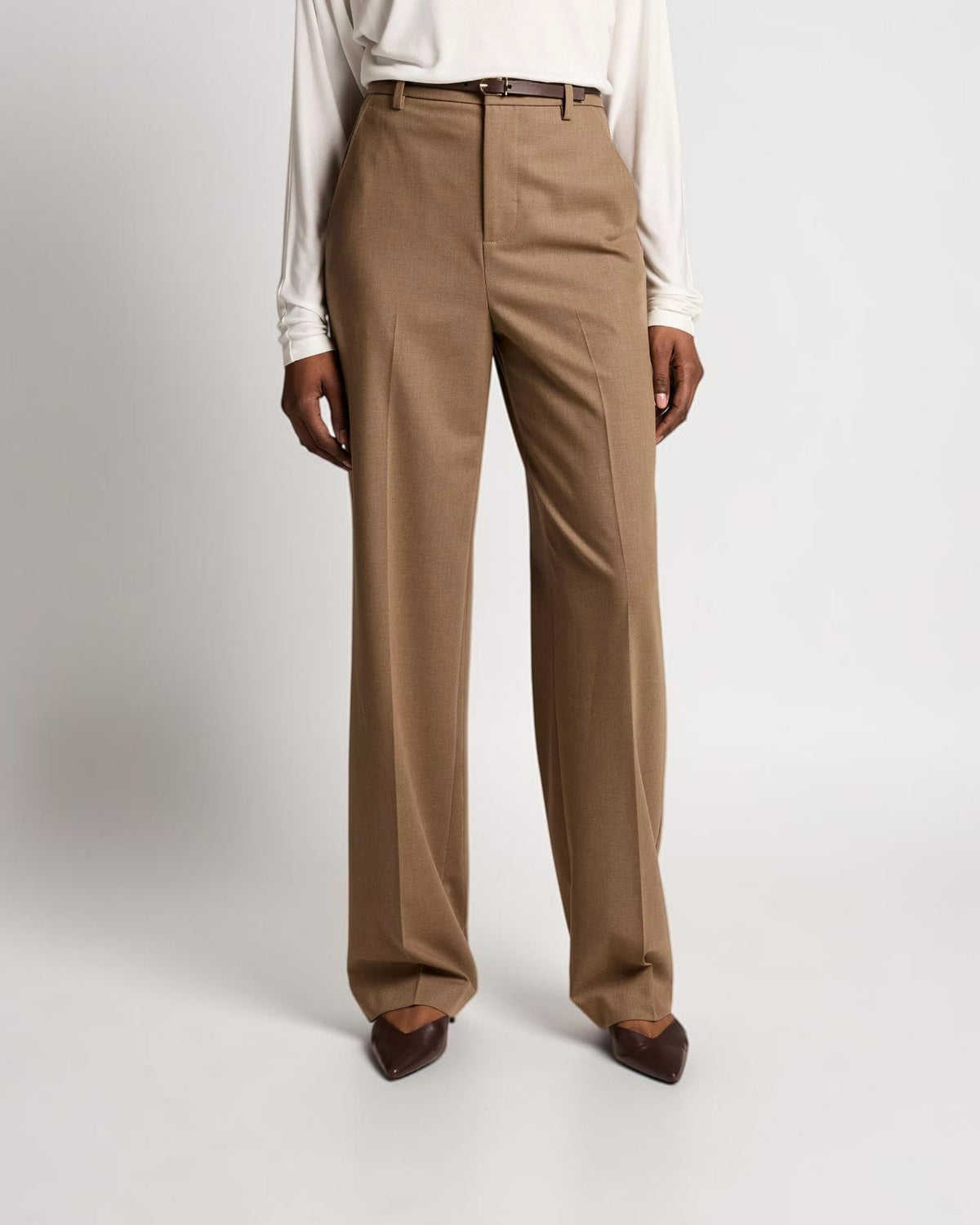 Detail der Vince High-Rise Straight-Leg Hose in Beige von vorne