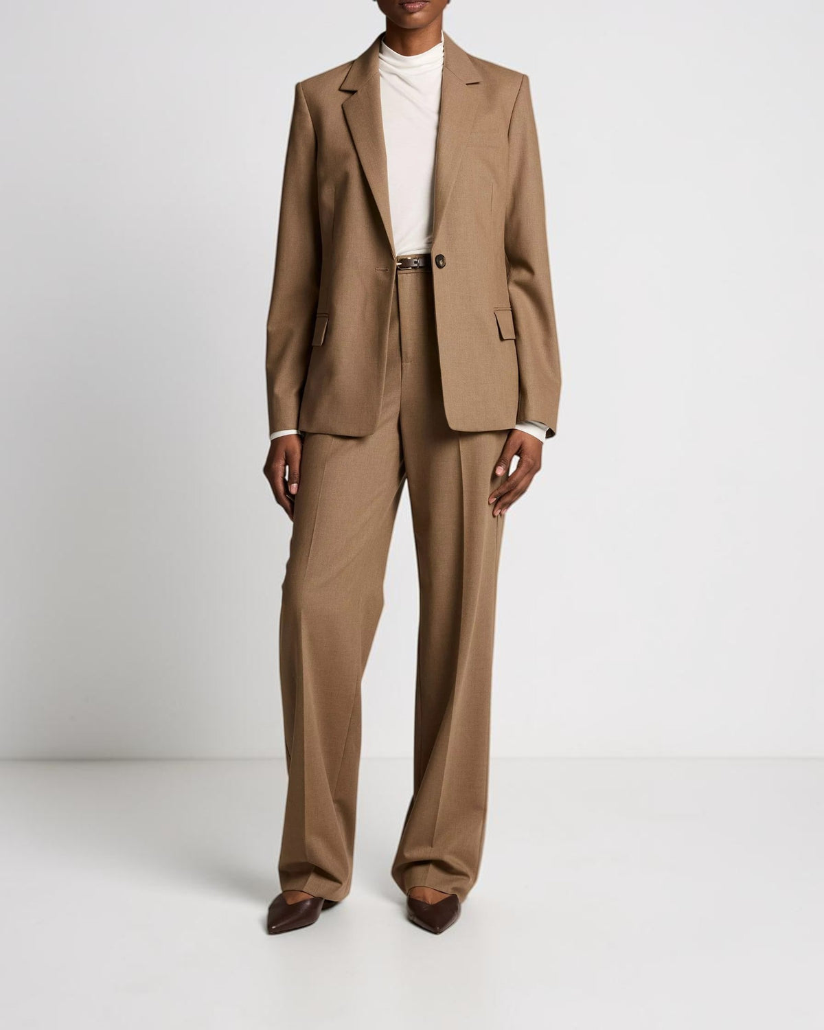 Vince High-Rise Straight-Leg Hose in Beige von vorne getragen
