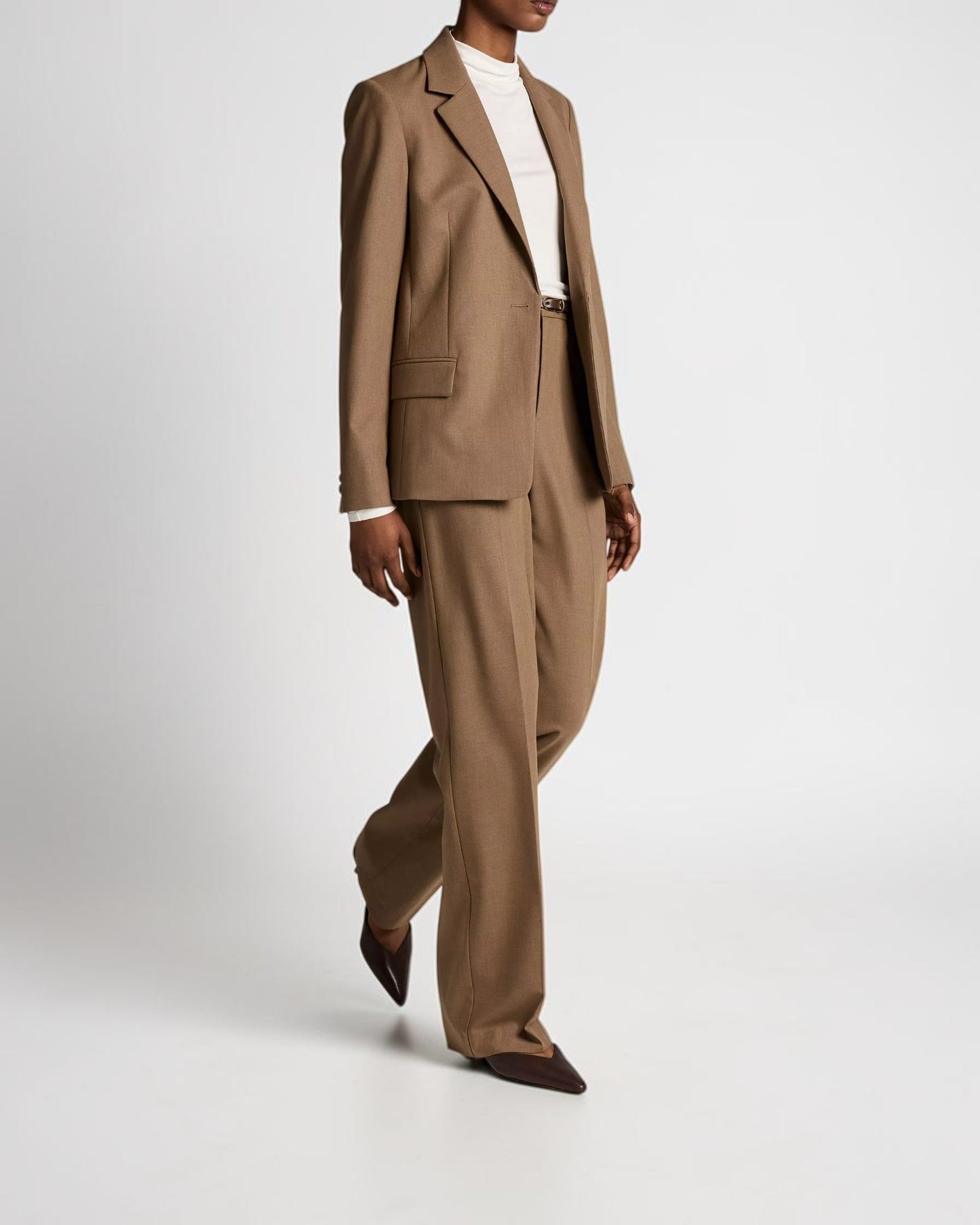 Vince High-Rise Straight-Leg Hose in Beige von der Seite getragen