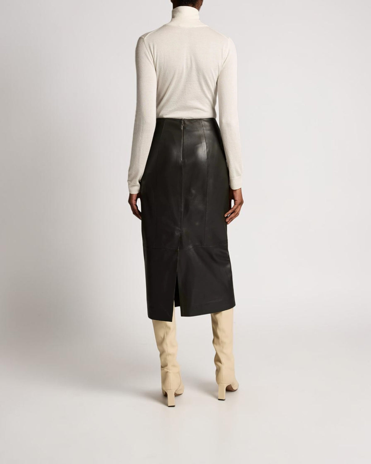 Vince Midi-Lederrock in Schwarz – Rückansicht Detail am Model