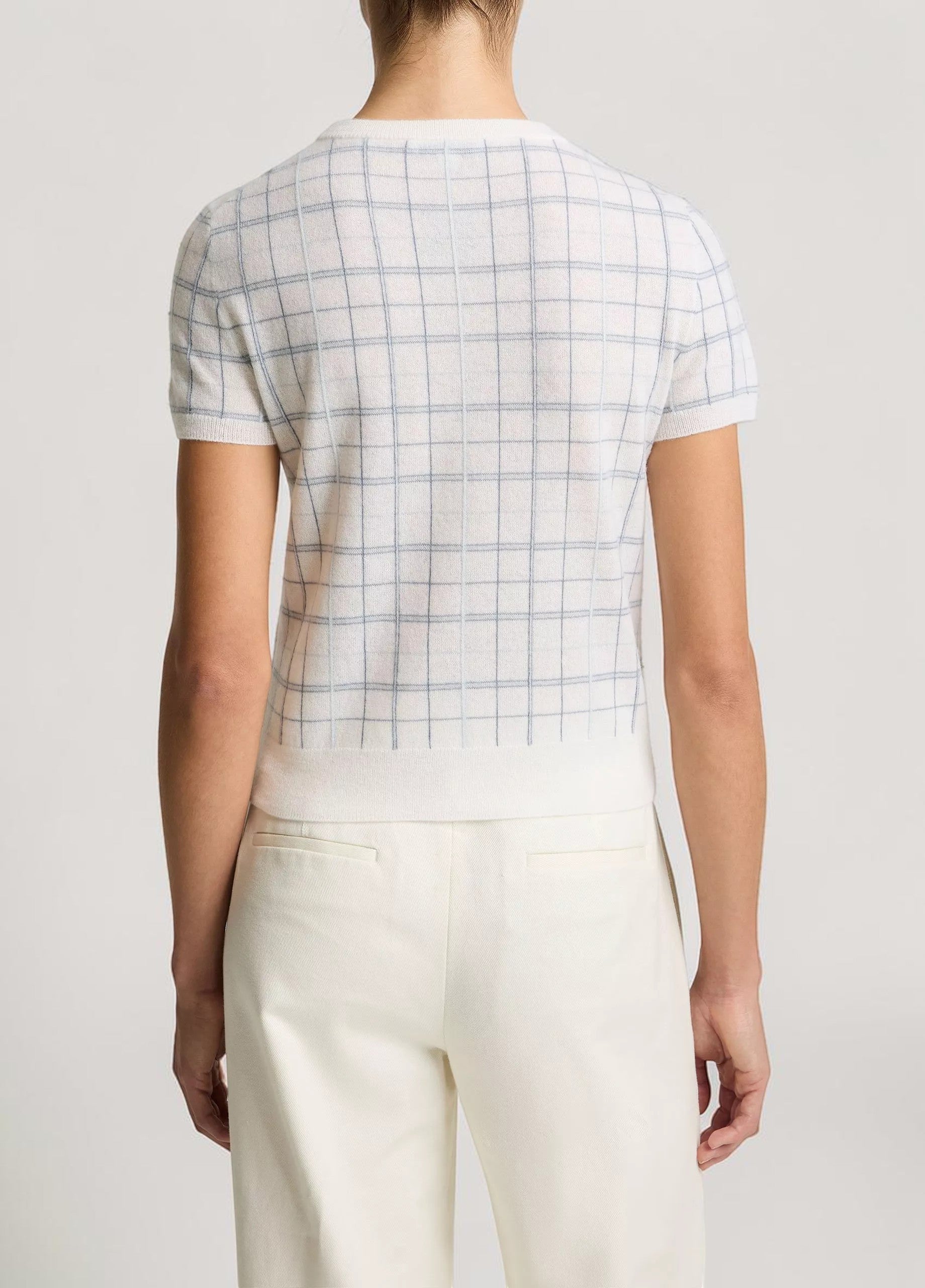 Vince Karo Kurzarm Stricktop Creme Grau von hinten getragen