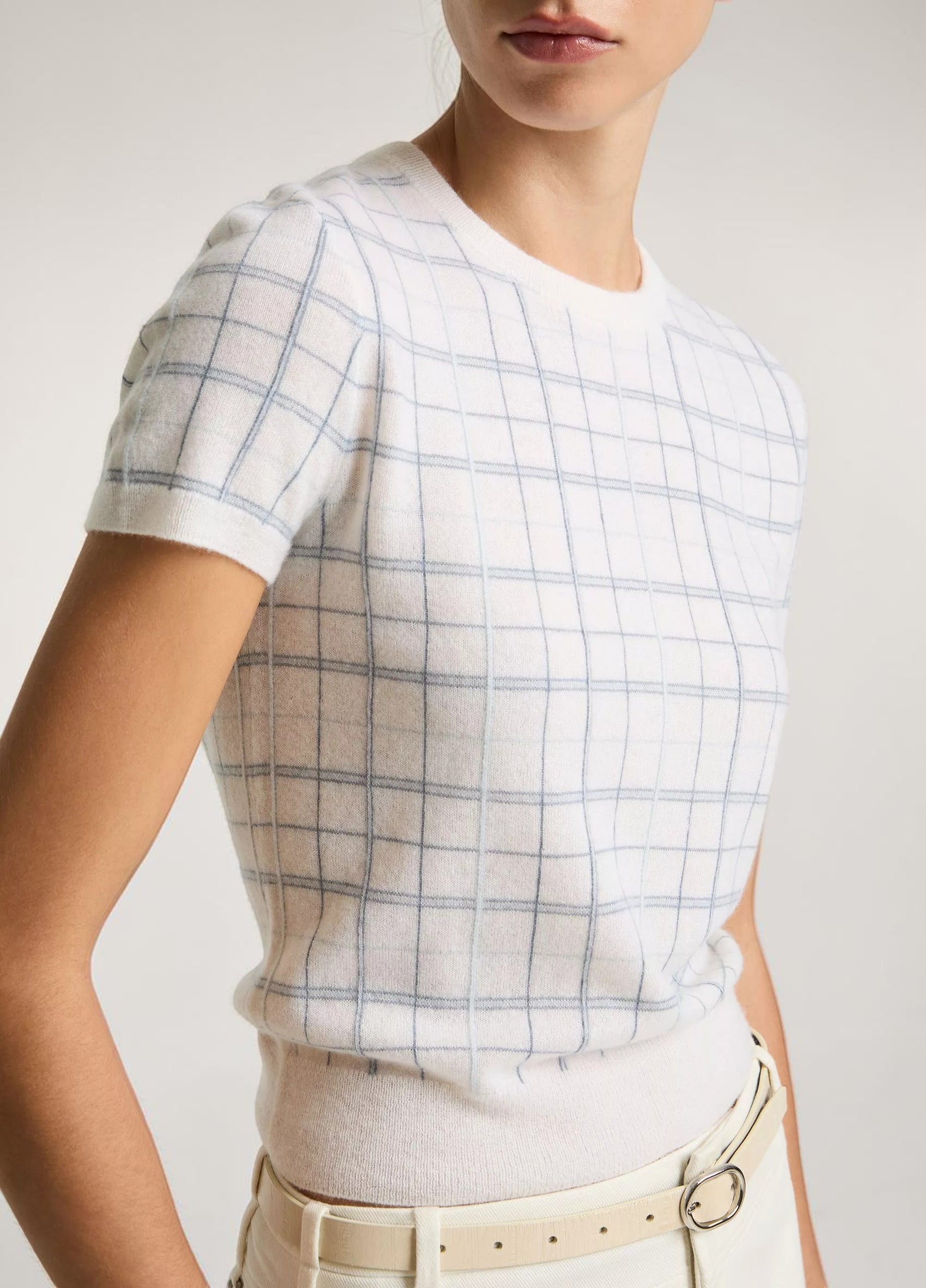 Detail des Vince Karo Kurzarm Stricktops Creme Grau im getragenen Styling