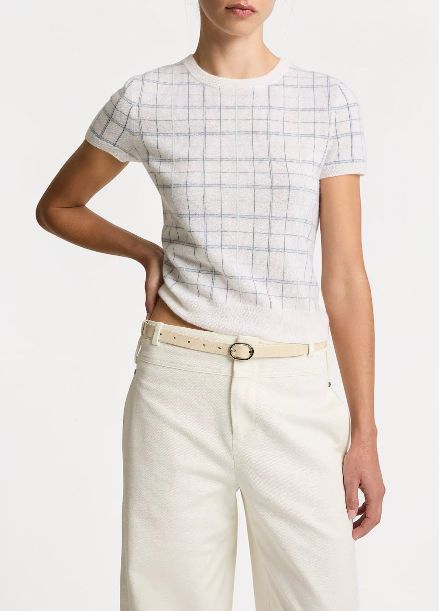 Detail des Vince Karo Kurzarm Stricktops Creme Grau von vorne getragen