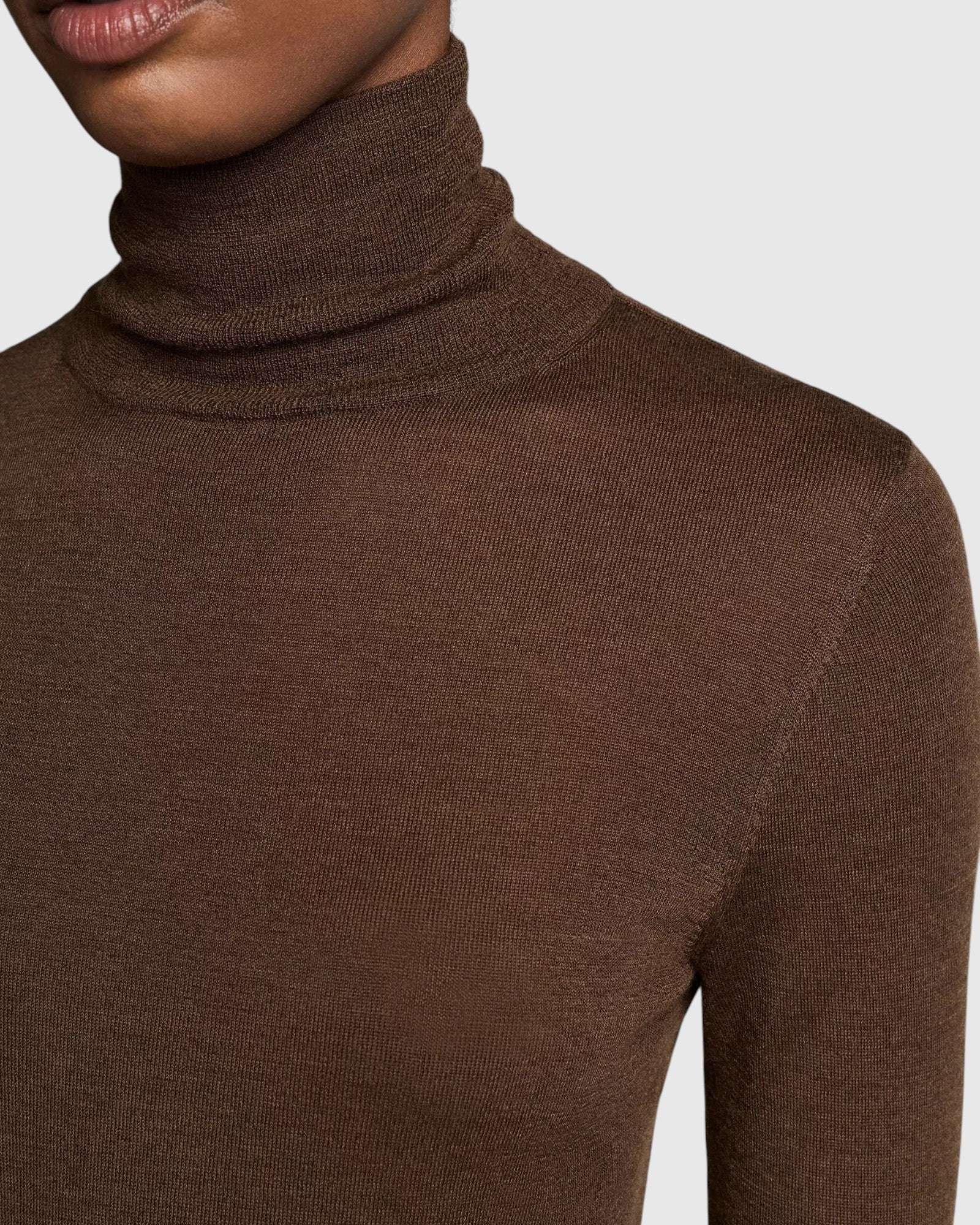 Materialdetail des Vince Rollkragenpullovers Cashmere-Seide Braun