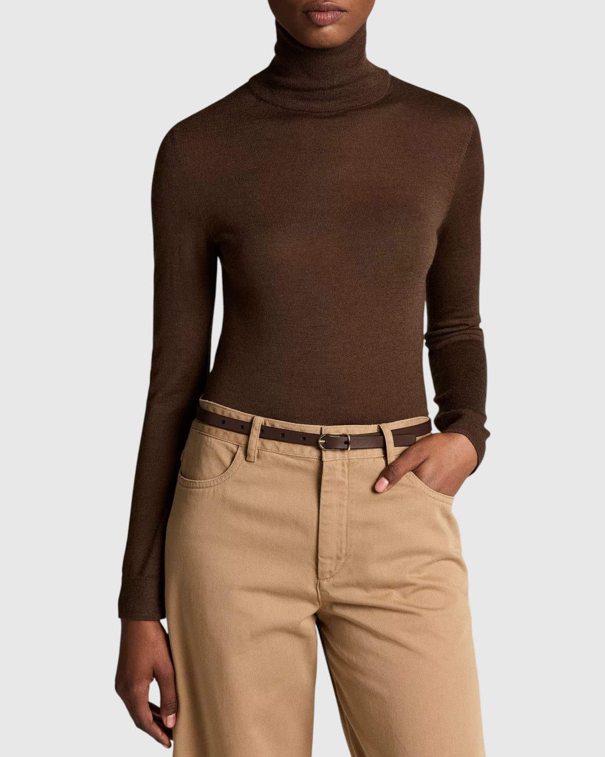 Vince Rollkragenpullover Cashmere-Seide Braun – Detail von vorne getragen