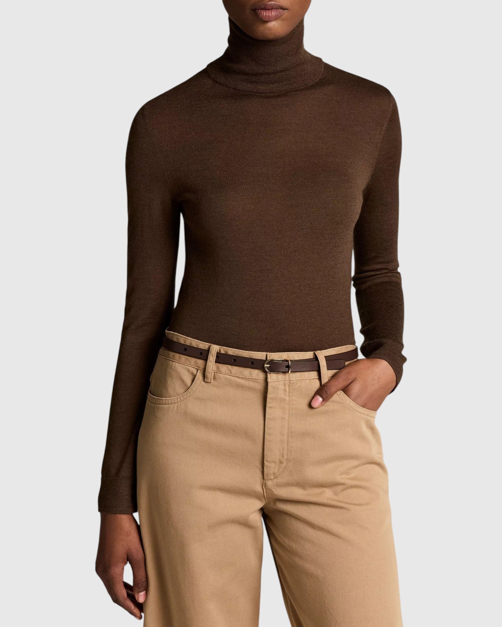 Vince Rollkragenpullover Cashmere-Seide Braun – Detail von vorne getragen
