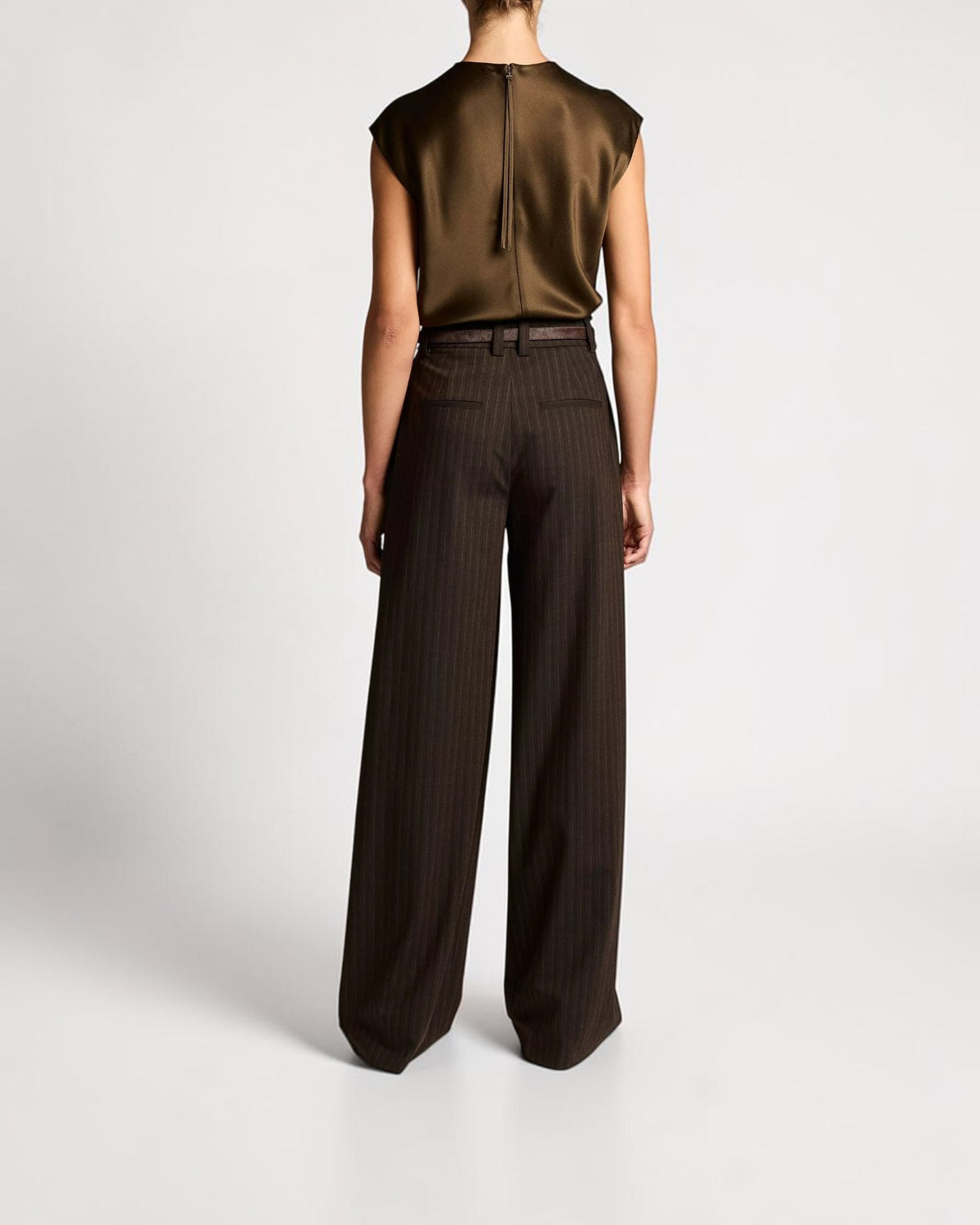 Gestreifte Wide-Leg Hose Braun-Grau von Vince – Rückansicht am Model