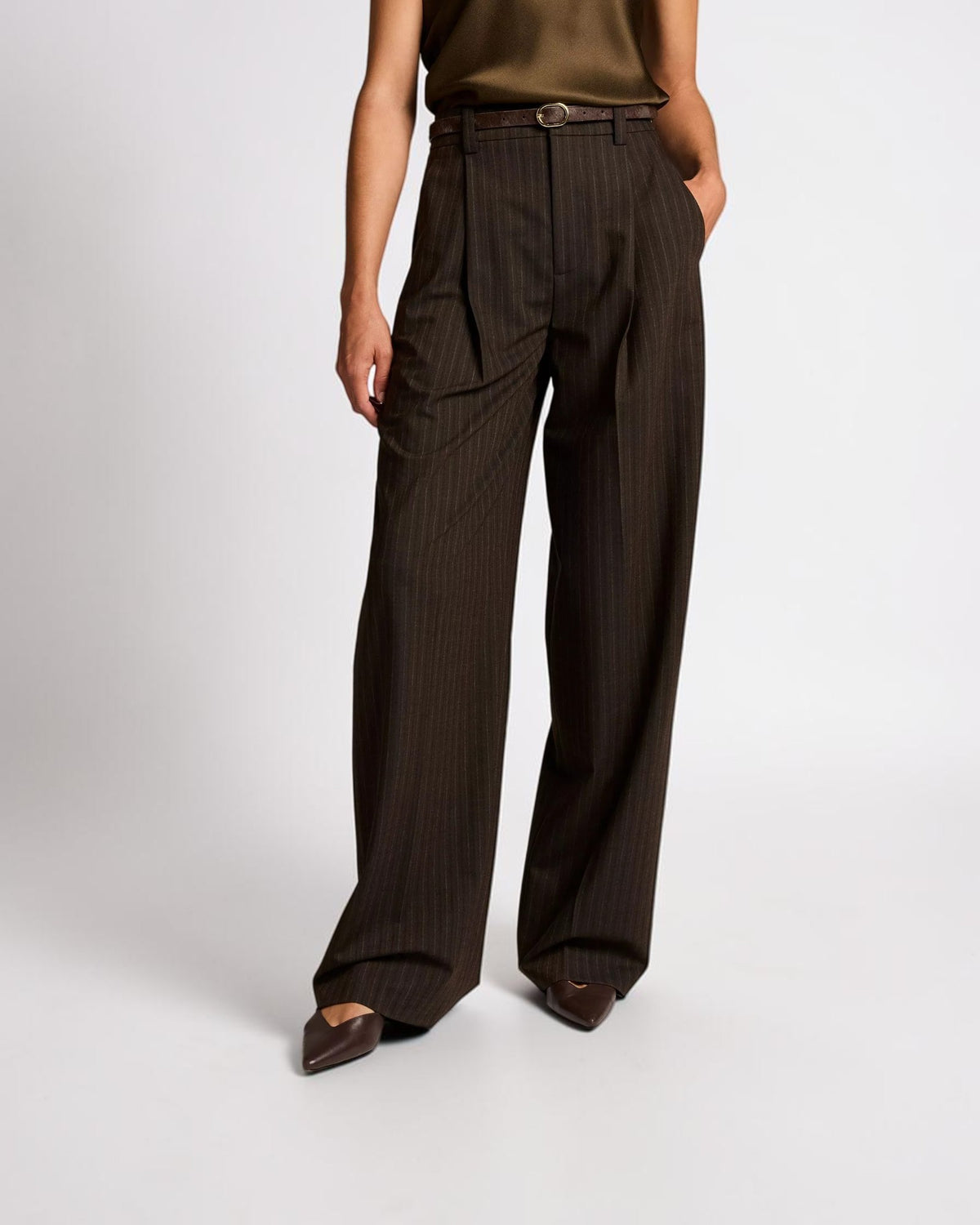 Gestreifte Wide-Leg Hose Braun-Grau von Vince – Frontdetail am Model