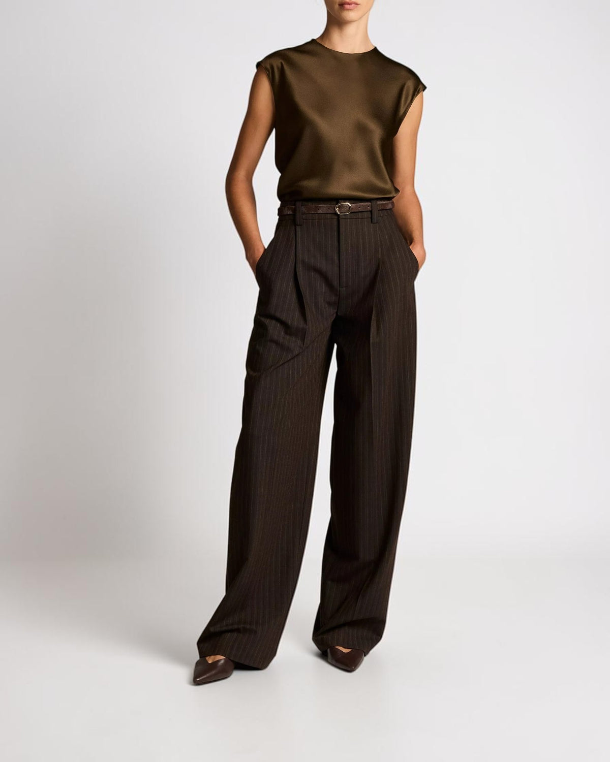Gestreifte Wide-Leg Hose Braun-Grau von Vince – Frontansicht am Model