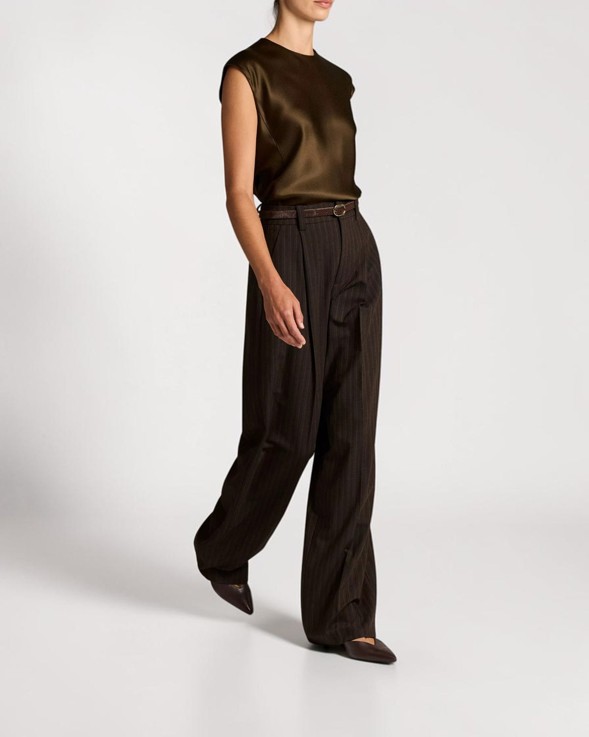 Gestreifte Wide-Leg Hose Braun-Grau von Vince – Seitenansicht am Model