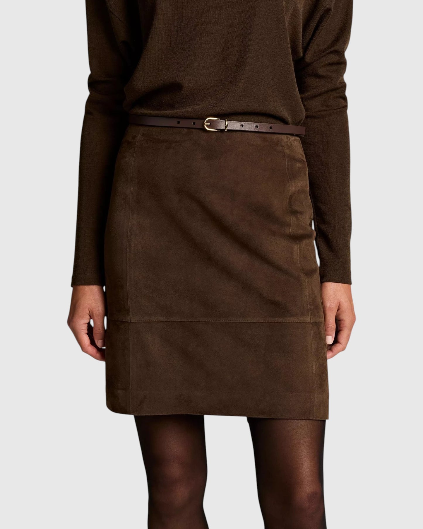 Vince High-Waist Velourslederrock Braun – Frontdetail getragen