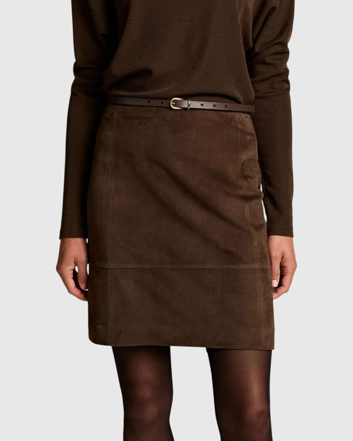 Vince High-Waist Velourslederrock Braun – Frontdetail getragen