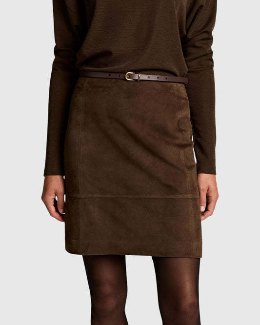 Vince High-Waist Velourslederrock Braun – Frontdetail getragen