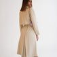 Vince drapierter Trenchcoat in French Beige von hinten getragen