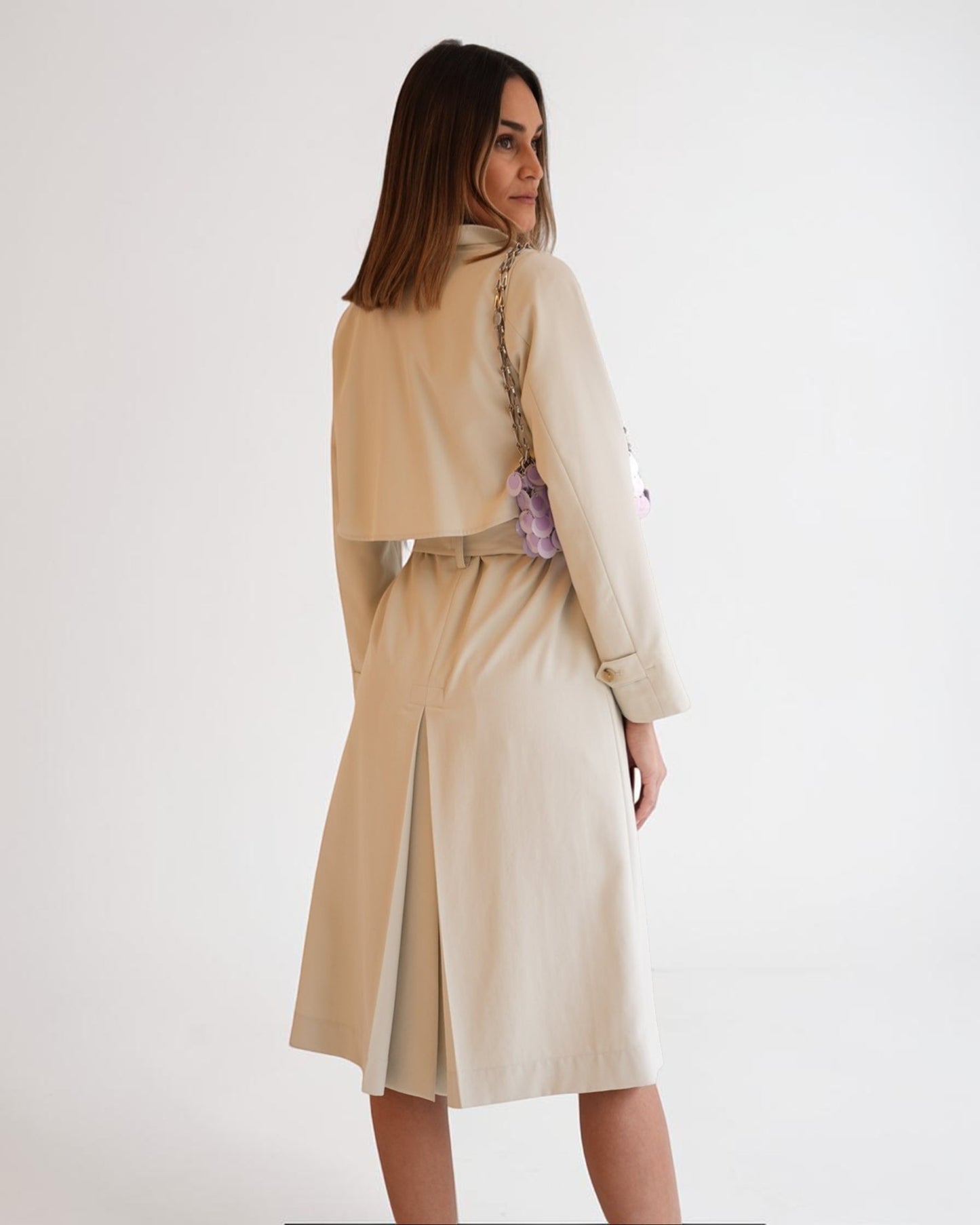 Vince drapierter Trenchcoat in French Beige von hinten getragen