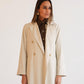 Detail des Vince Trenchcoats in French Beige mit Revers und Bindegürtel