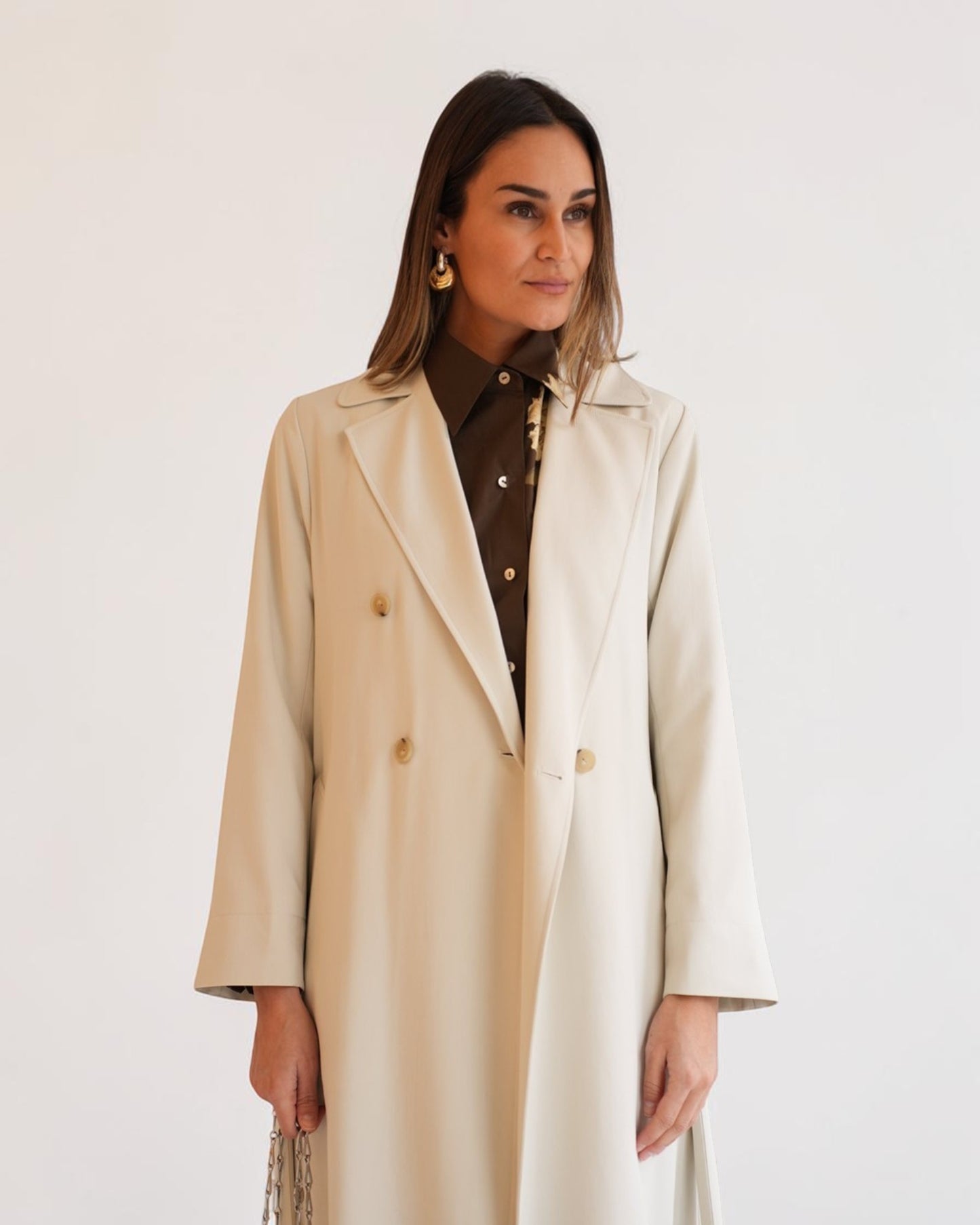 Detail des Vince Trenchcoats in French Beige mit Revers und Bindegürtel