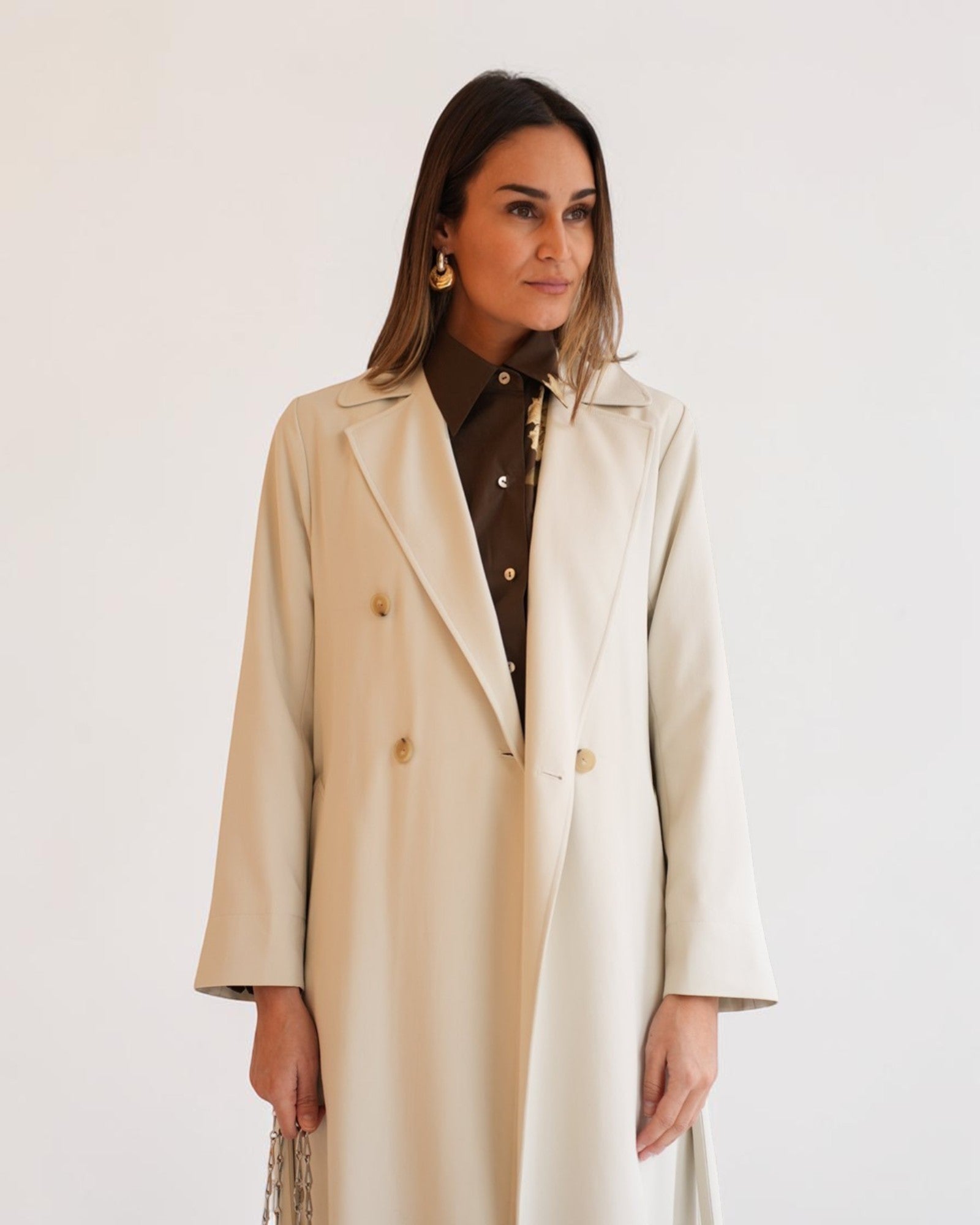 Detail des Vince Trenchcoats in French Beige mit Revers und Bindegürtel
